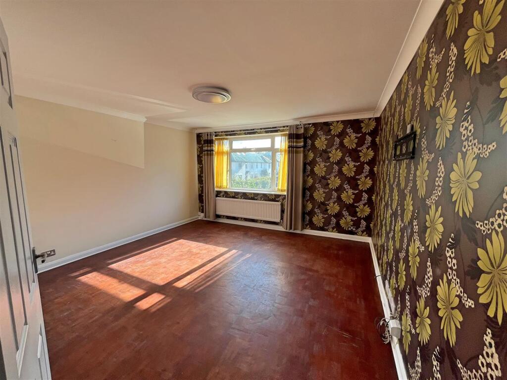 Lounge/Dining Room: