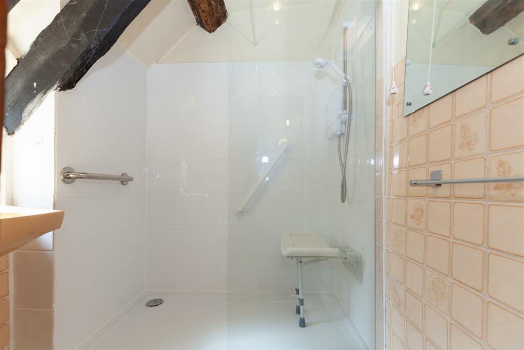 Family Bathroom 1.jpg