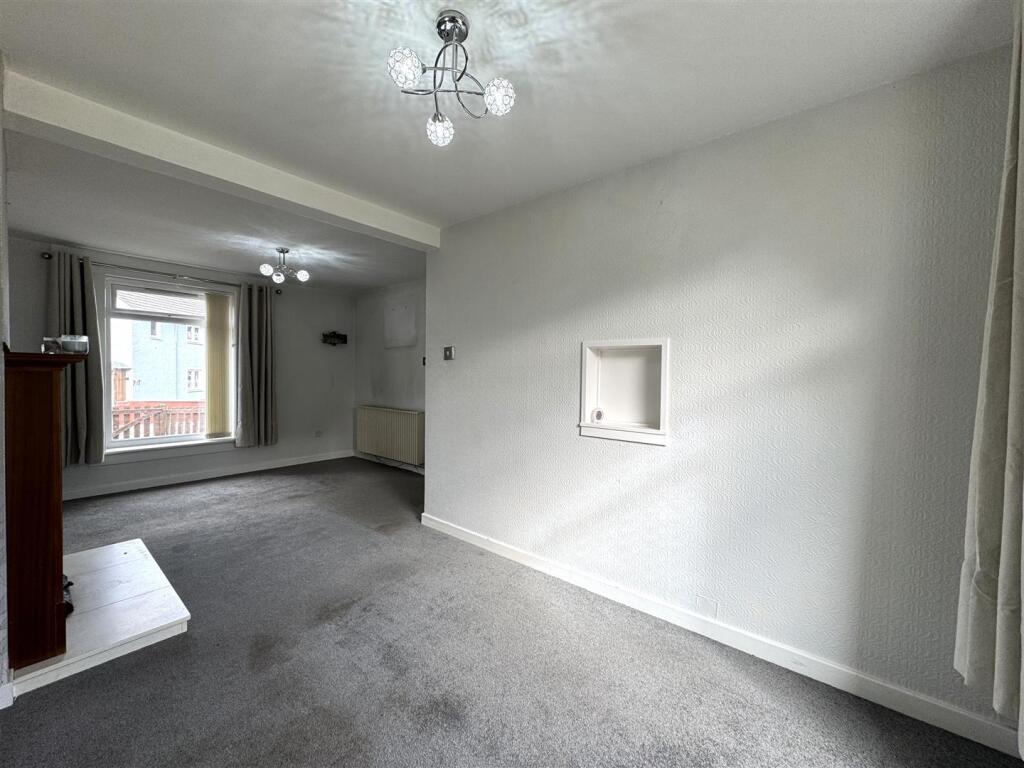 LOUNGE 2.JPG