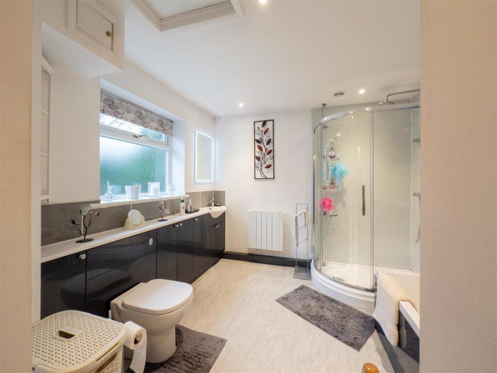 Annexe Bathroom.jpg