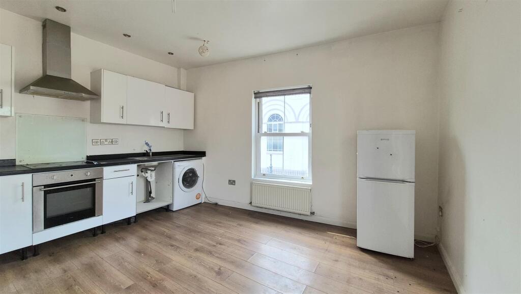 OPEN PLAN LOUNGE/KITCHEN