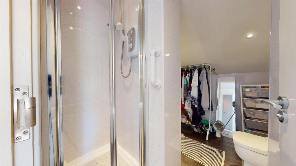 EN SUITE SHOWER ROOM