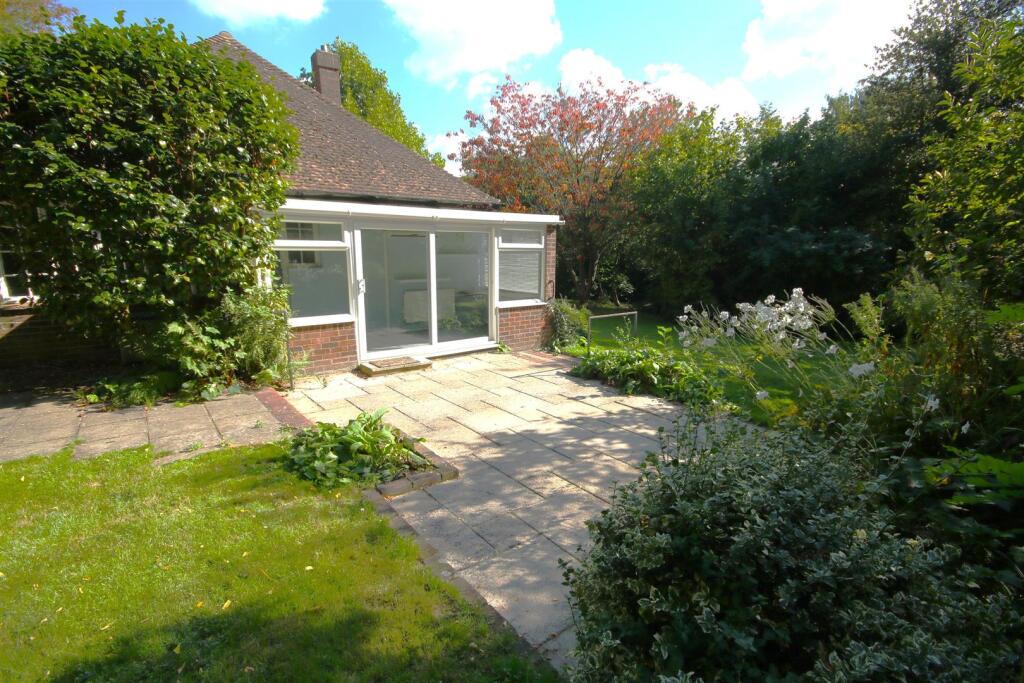 Conservatory and Patio b.JPG