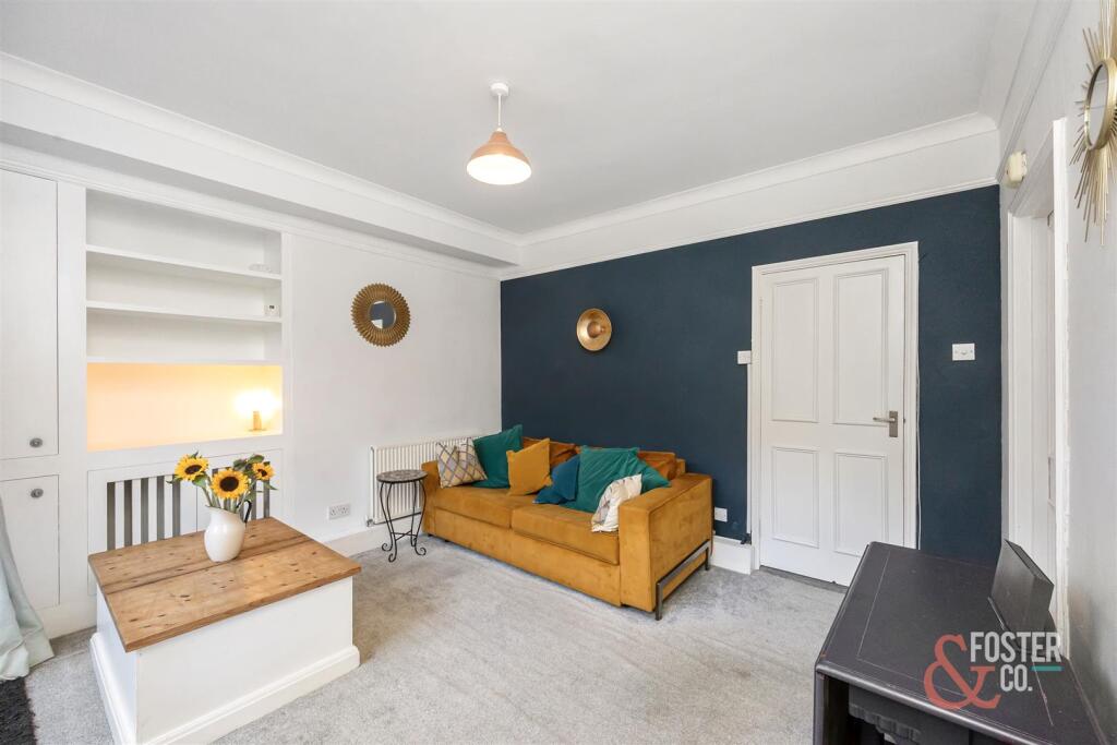 St Aubyns 22, Flat 2-006.JPG