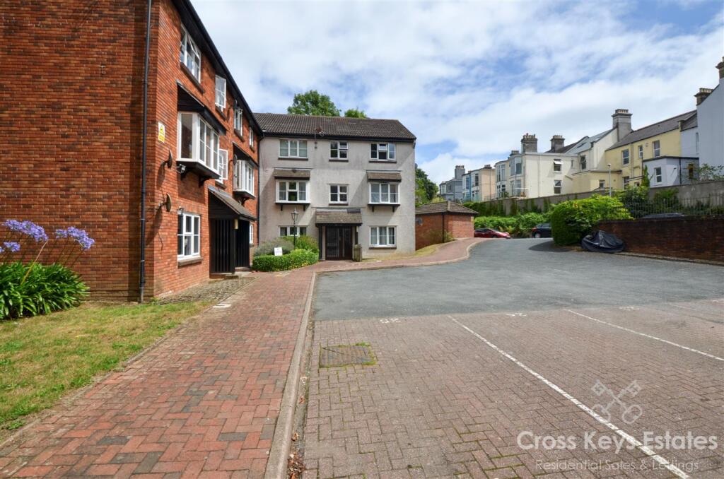 Communal Garden/Parking