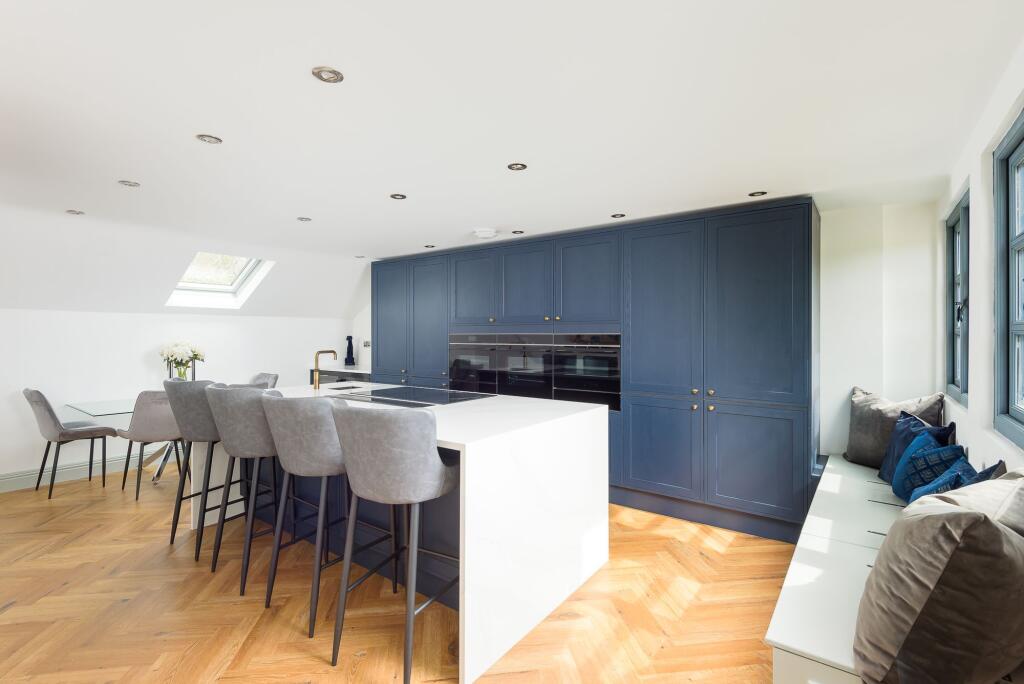 STUNNING SITTING ROOM AND BESPOKE FITTED KITCHEN