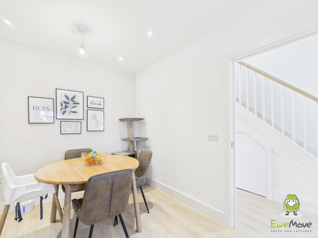 EweMove Estate Agents Basingstoke - Appian Way 