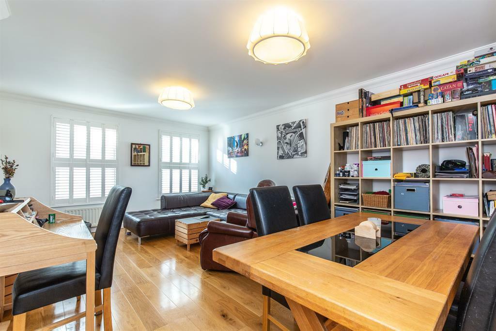 FIRST FLOOR LANDING
