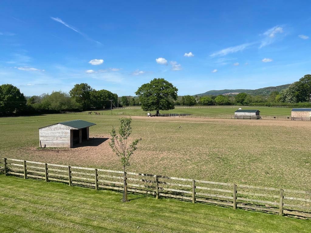 Unobstructed panoramic views at the rear