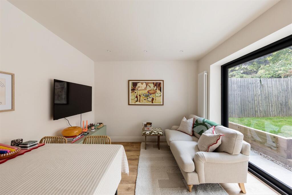 Fosters Close, E18