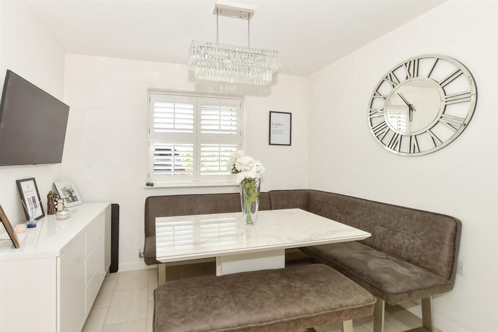 Kitchen/ Dining Room