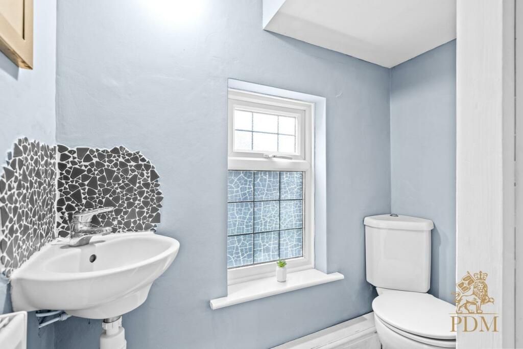 38 Russell Drive Wollaton Nottingham NG8 2BH