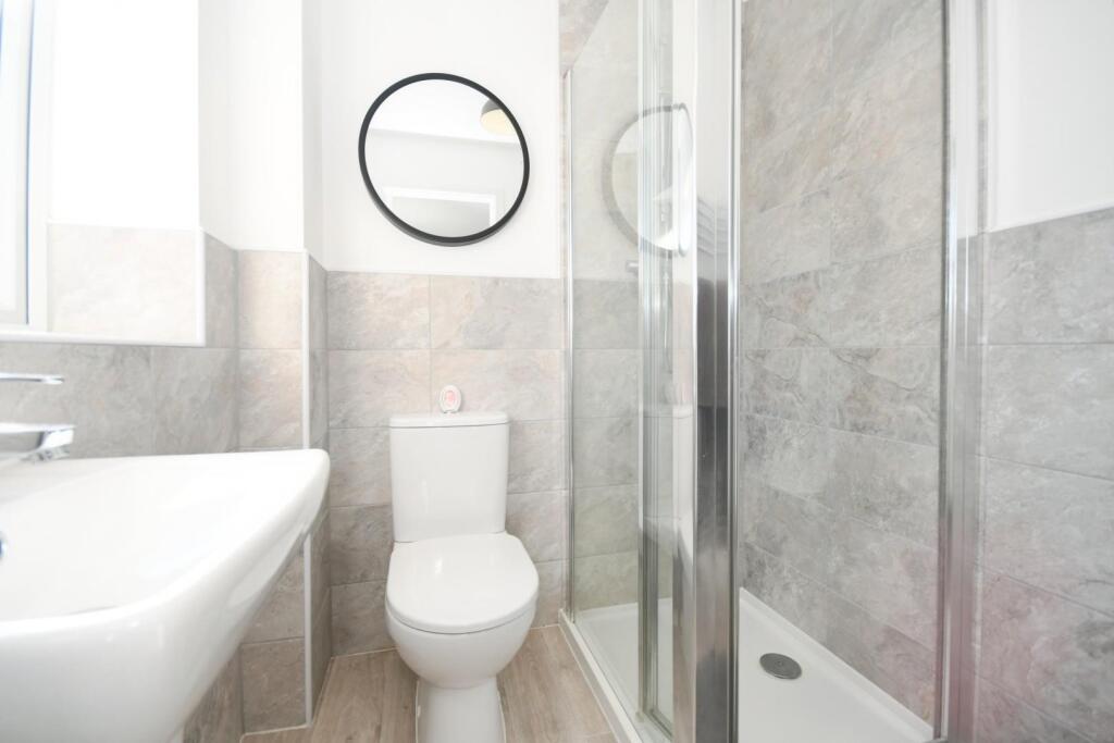 BED 1 ENSUITE.jpg