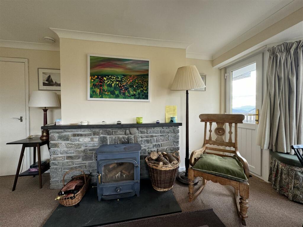 LOUNGE 3.JPG