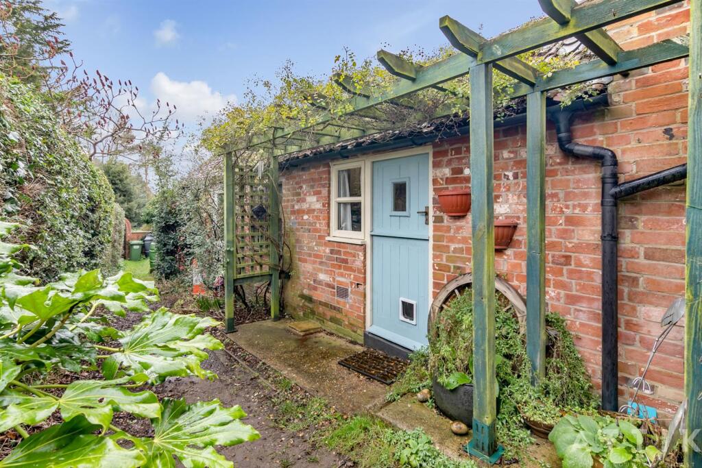 Attik 25 High Street Wangford NR34 8RL (25).jpg