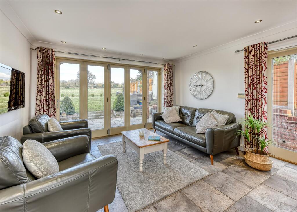 32 Post Office Road-kitchen3.jpg