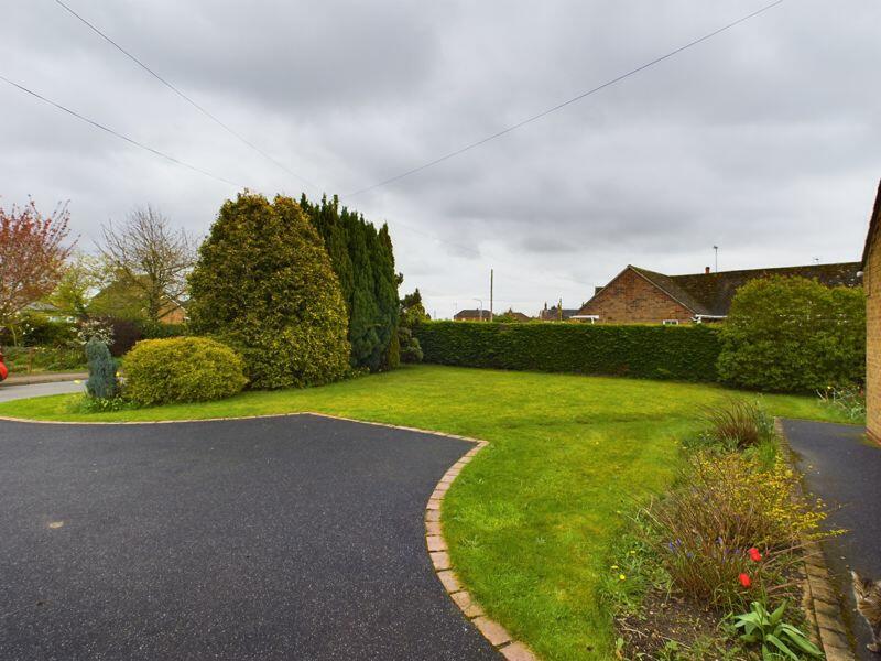 Front garden/driveway