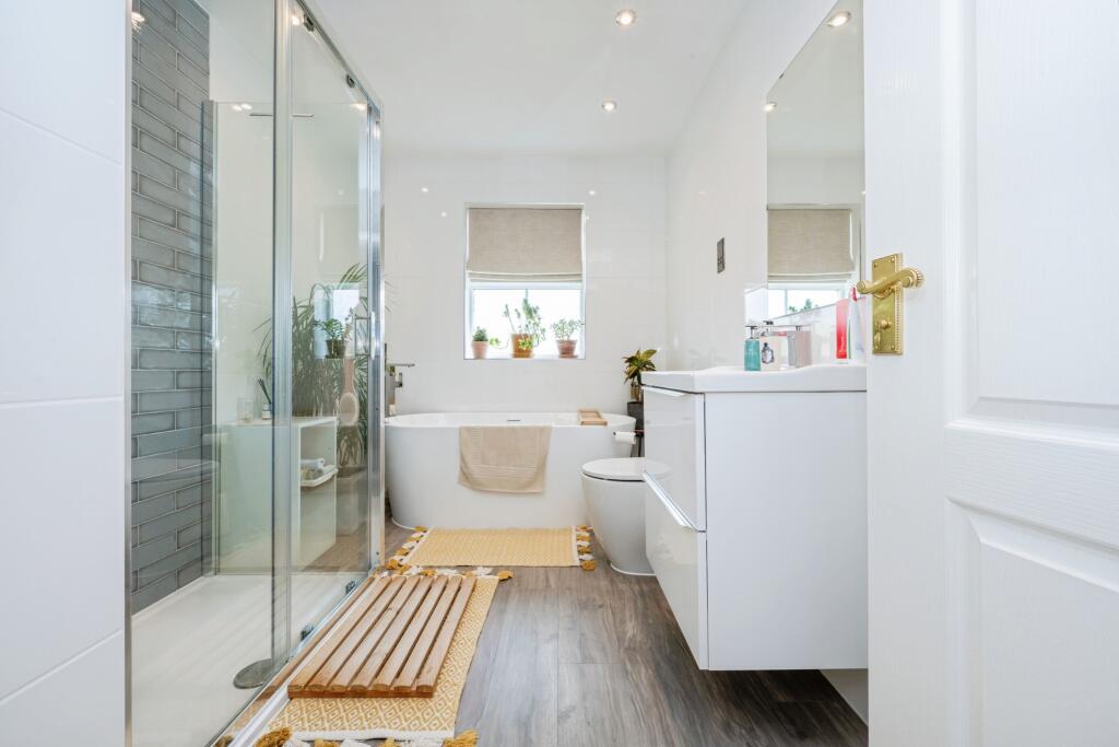 LOOKS LIKE FAMILY BATHROOM WITH TUB