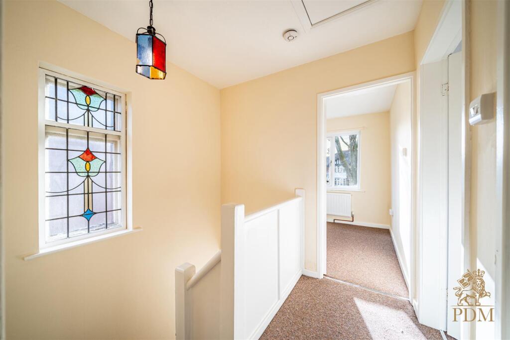 40 Russell Drive Wollaton Nottingham NG8 2BH