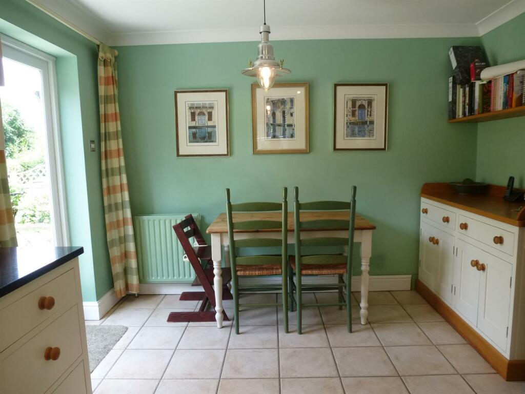 Hawthorn Cottage kitch breakfast area.JPG