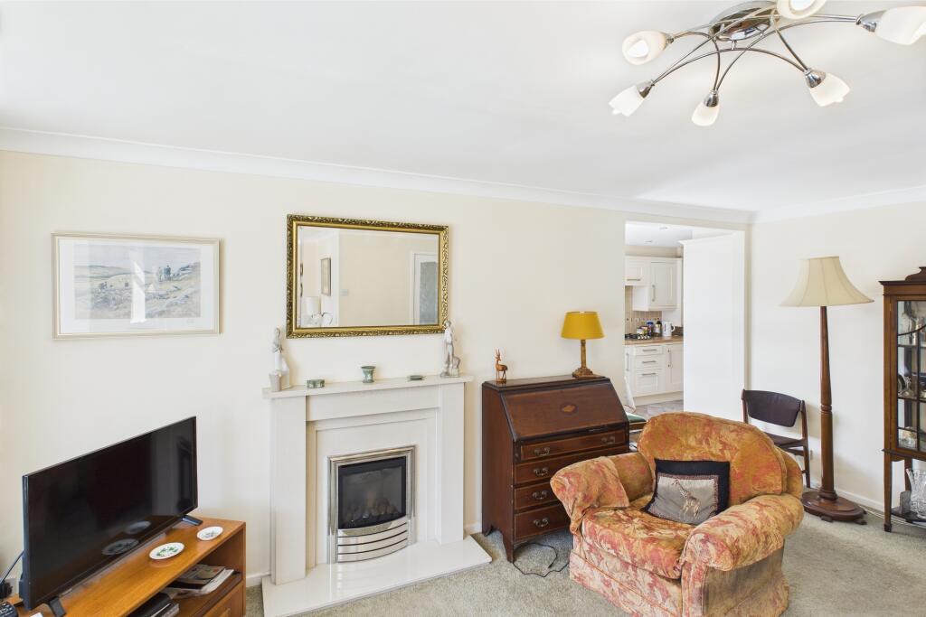 CAM04201G0-PR0077-STILL019