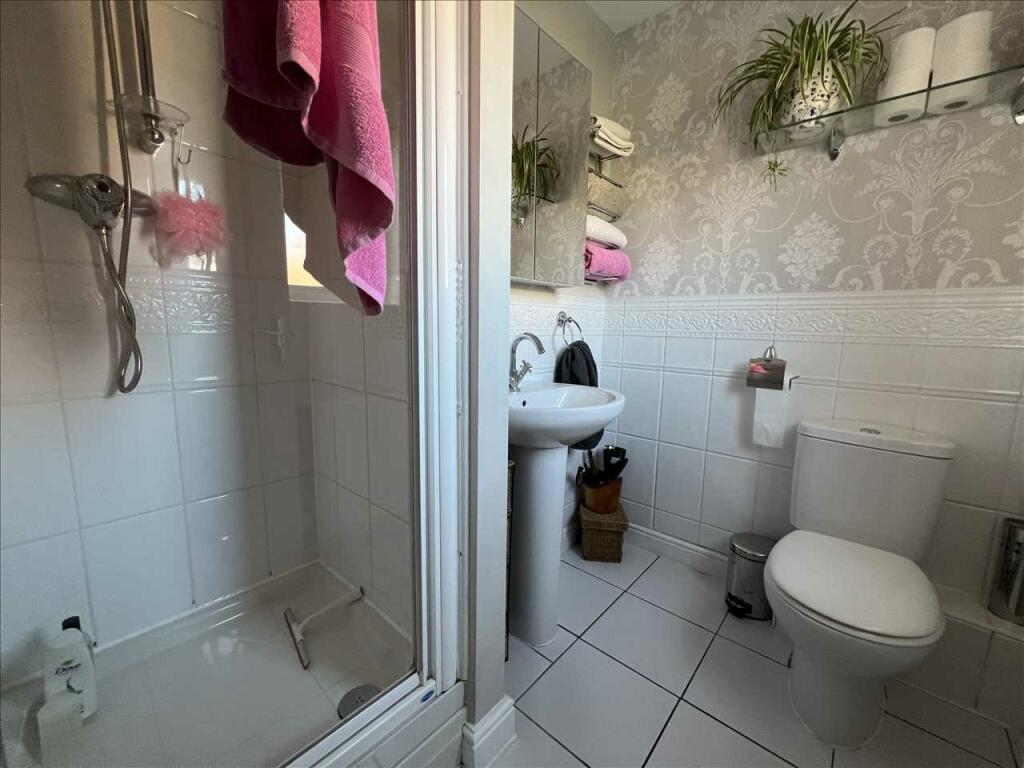 EN-SUITE SHOWER ROOM