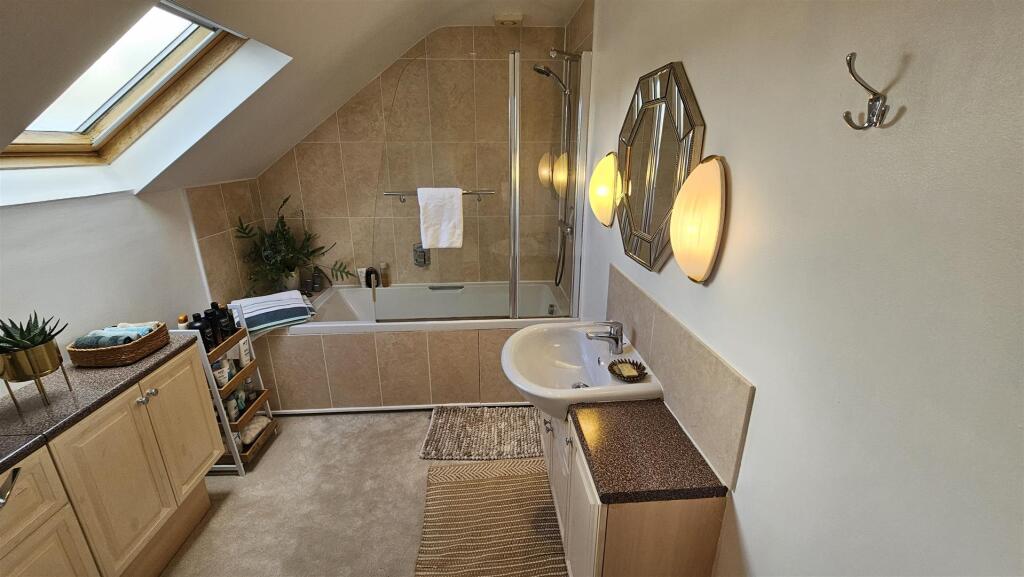 ENSUITE BATHROOM