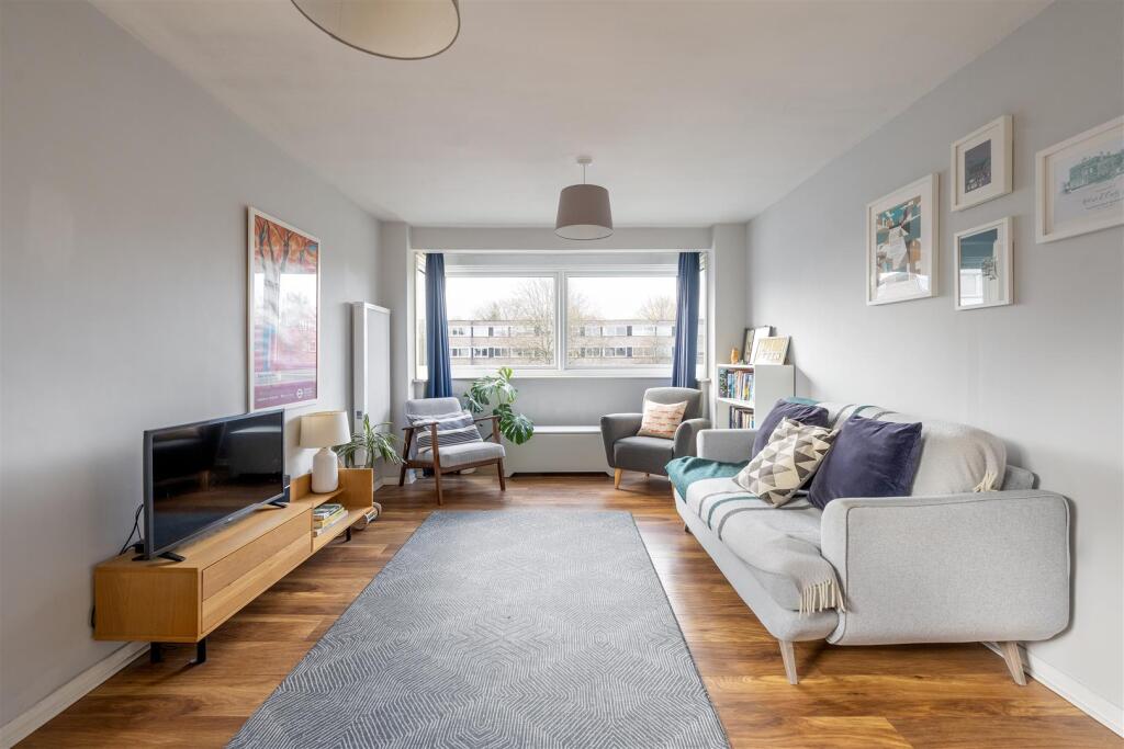 Queenswood Gardens, E11