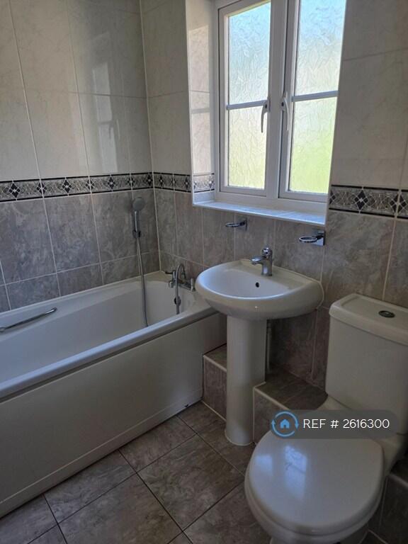 Master Bedroom En Suite Pic 1