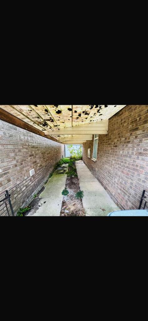 Off Street Parking / Driveway / Garage