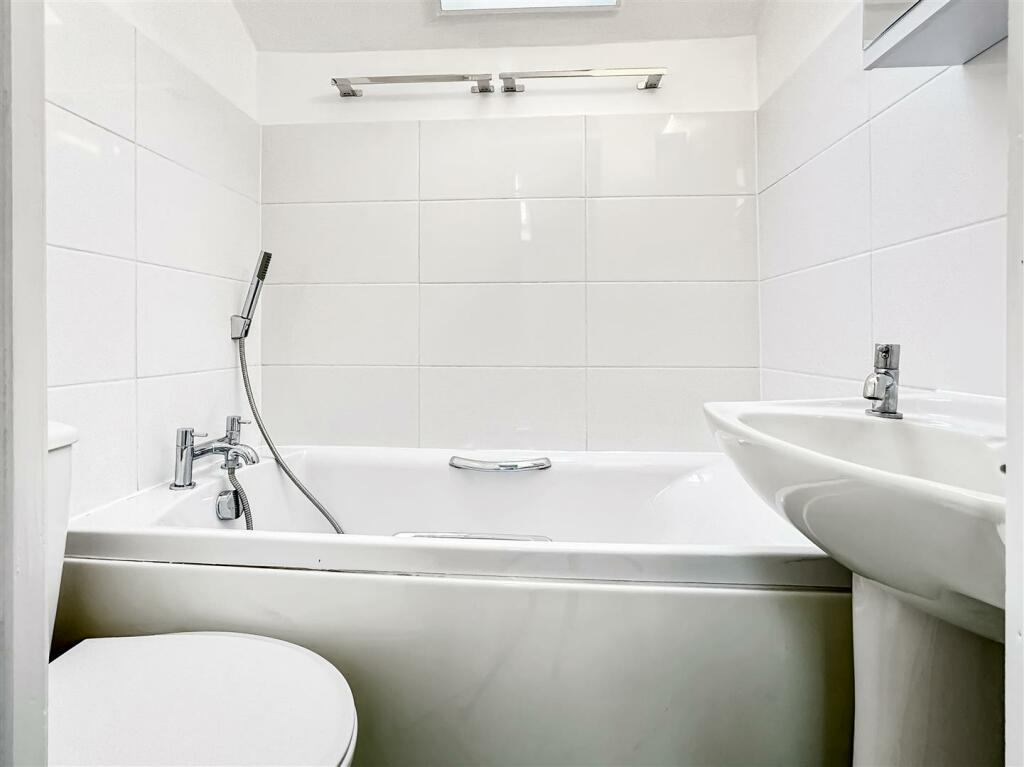 Bathroom 2.jpg