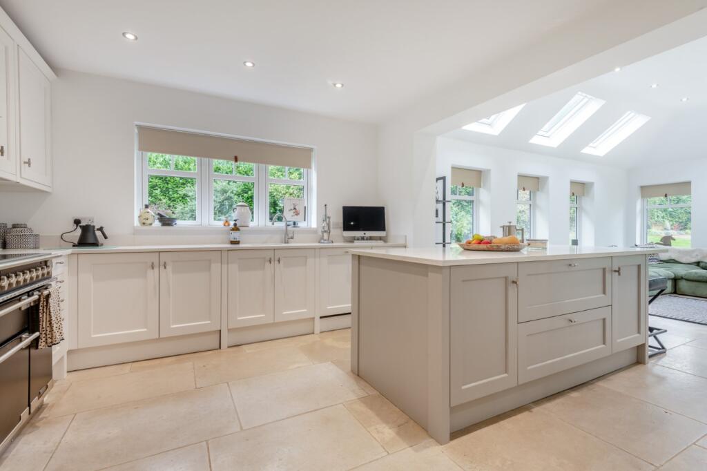 Kitchen/B'fast Room