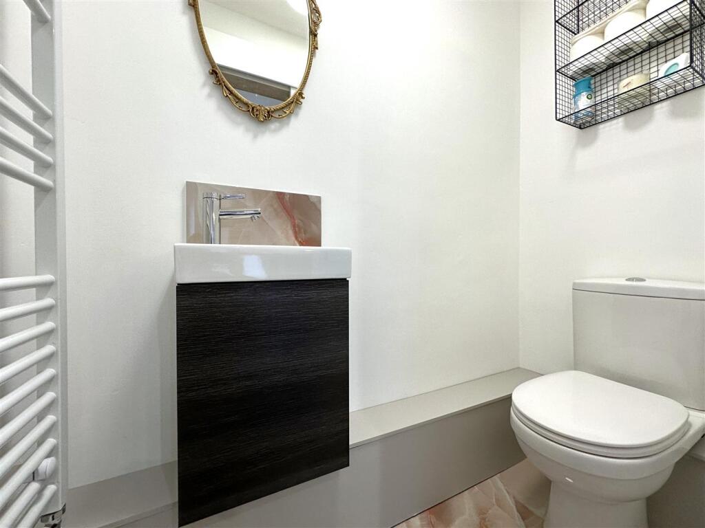 Ground Floor W.C 913