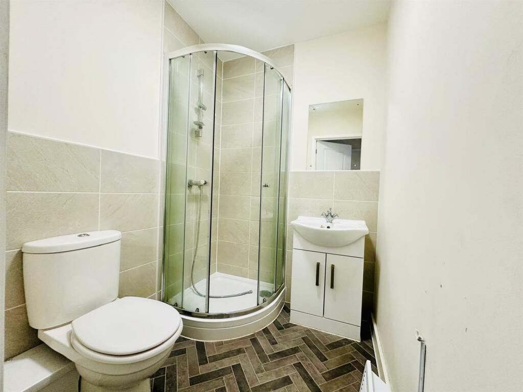 Ensuite to bedroom 1