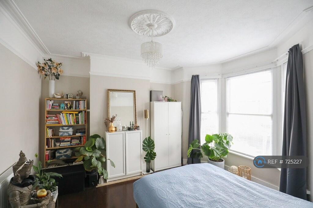 Double Bedroom With Bay Window &amp; Lots Of Light