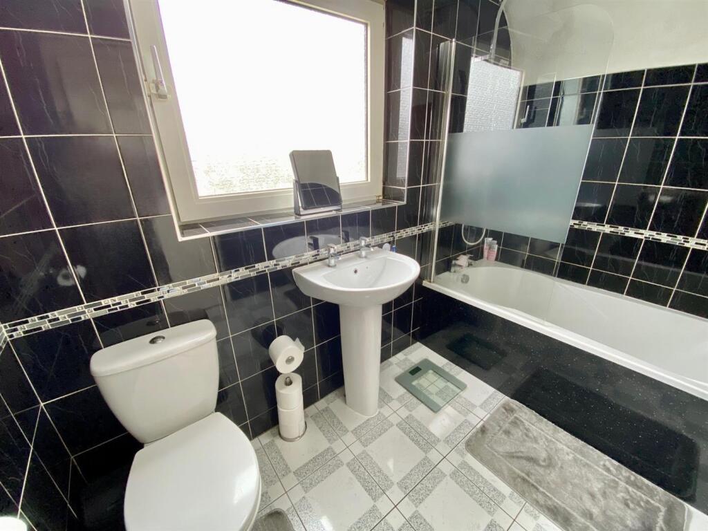 bathroom..jpg