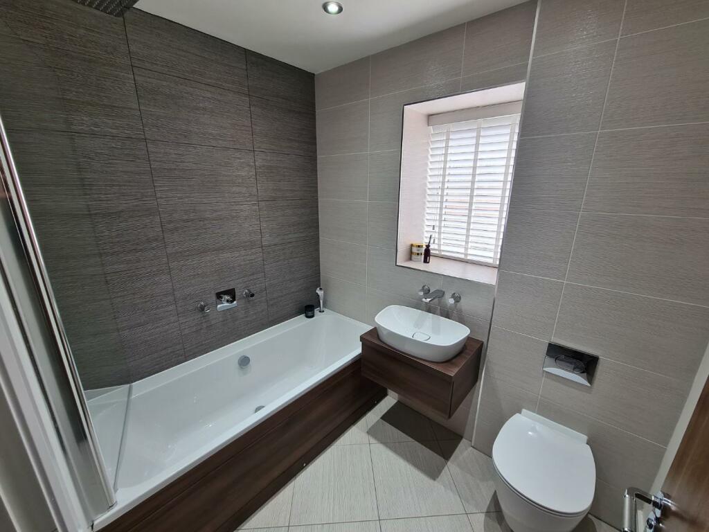 bathroom 2.jpg