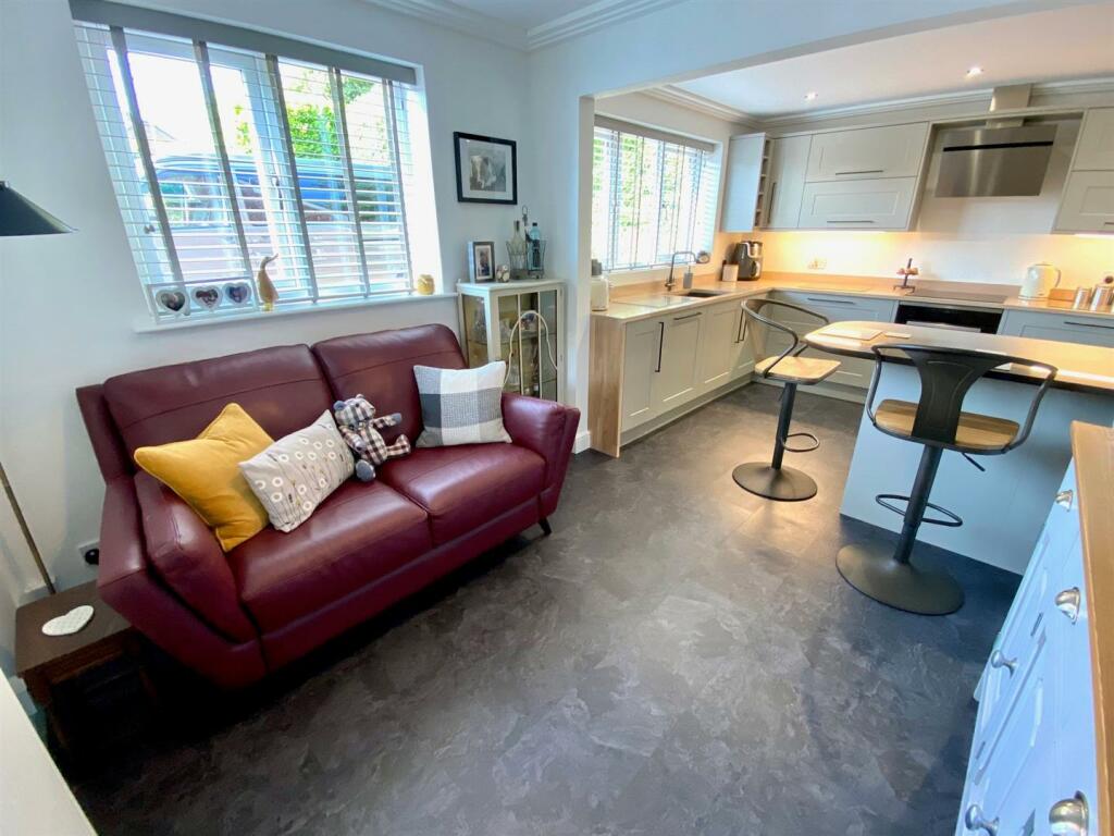 robin royd lane 28 kitchen.jpg