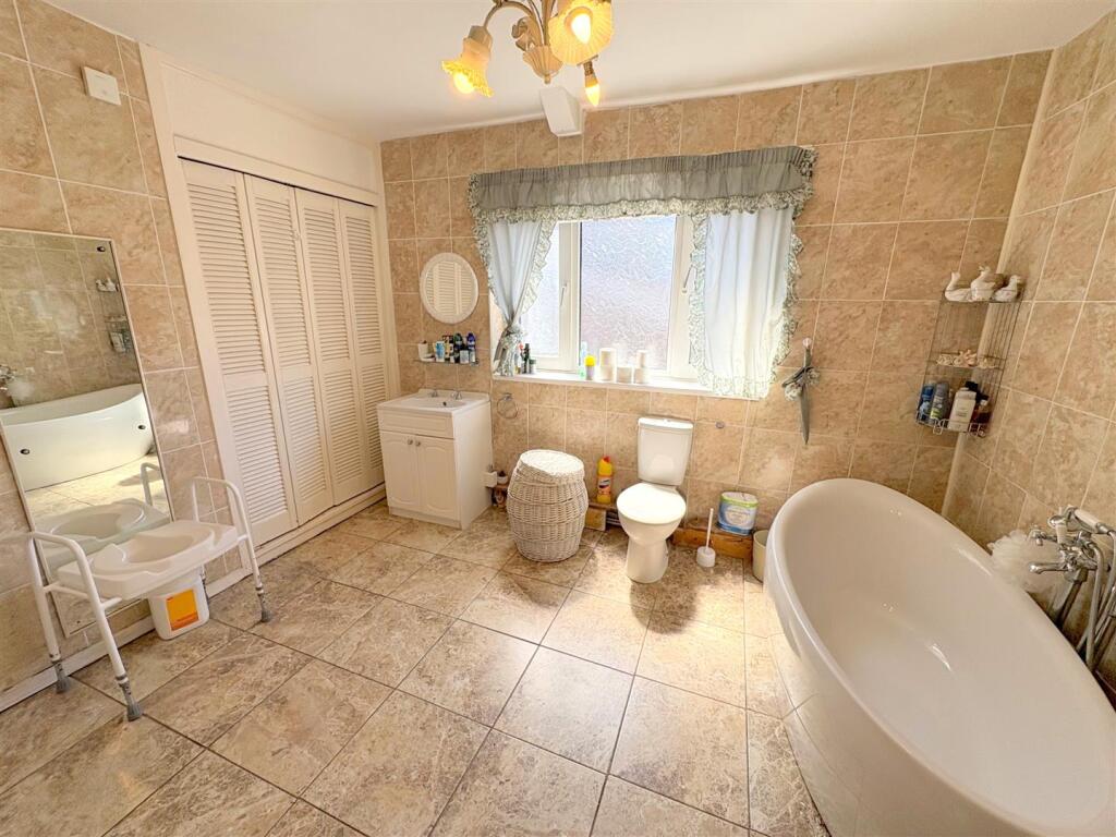 Bathroom c.jpg