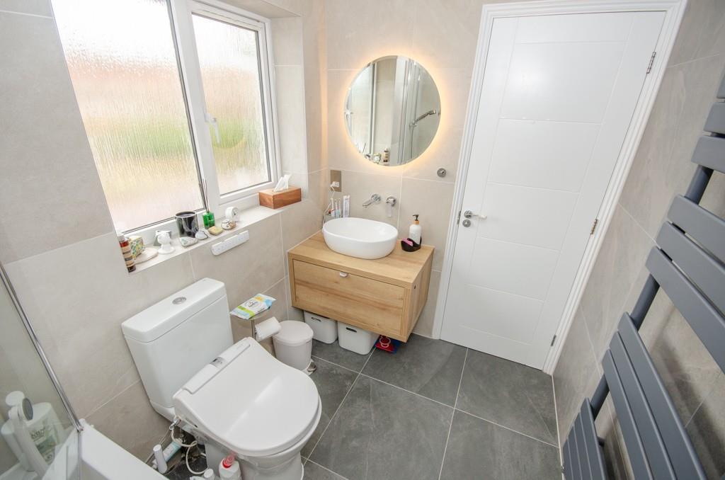 Bathroom pic 2 - Copy.jpg