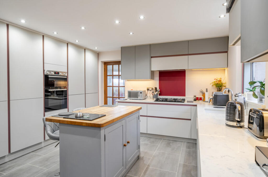 1385869-4-692d9dc...