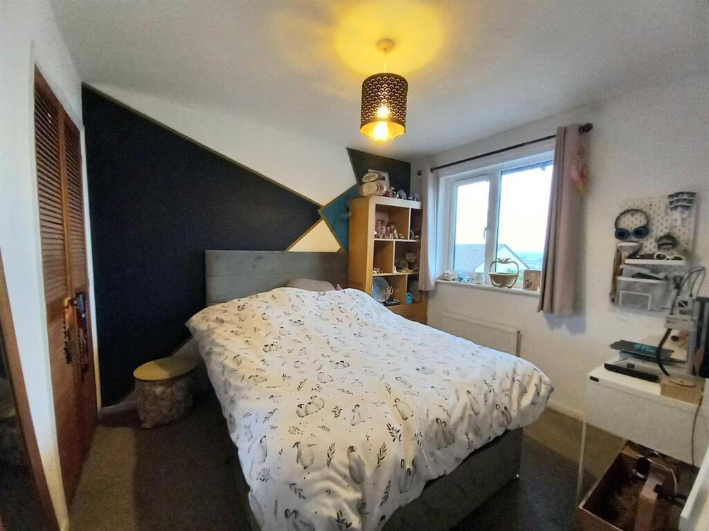 60 Oaklands Bed 2.jpg