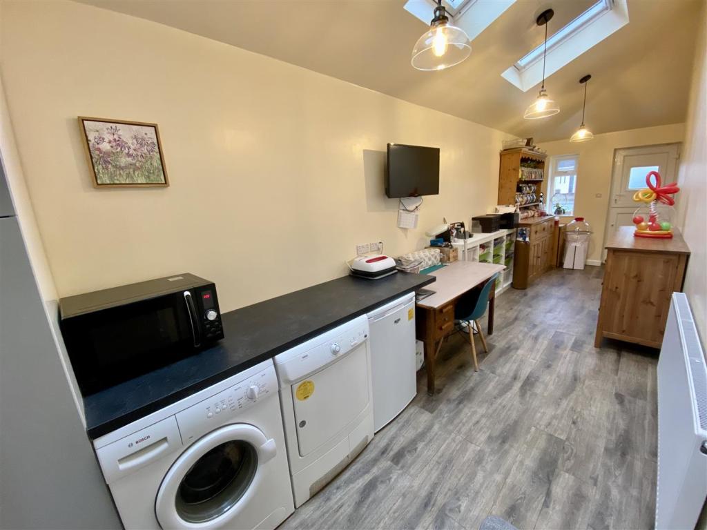 UTILITY/OFFICE ROOM