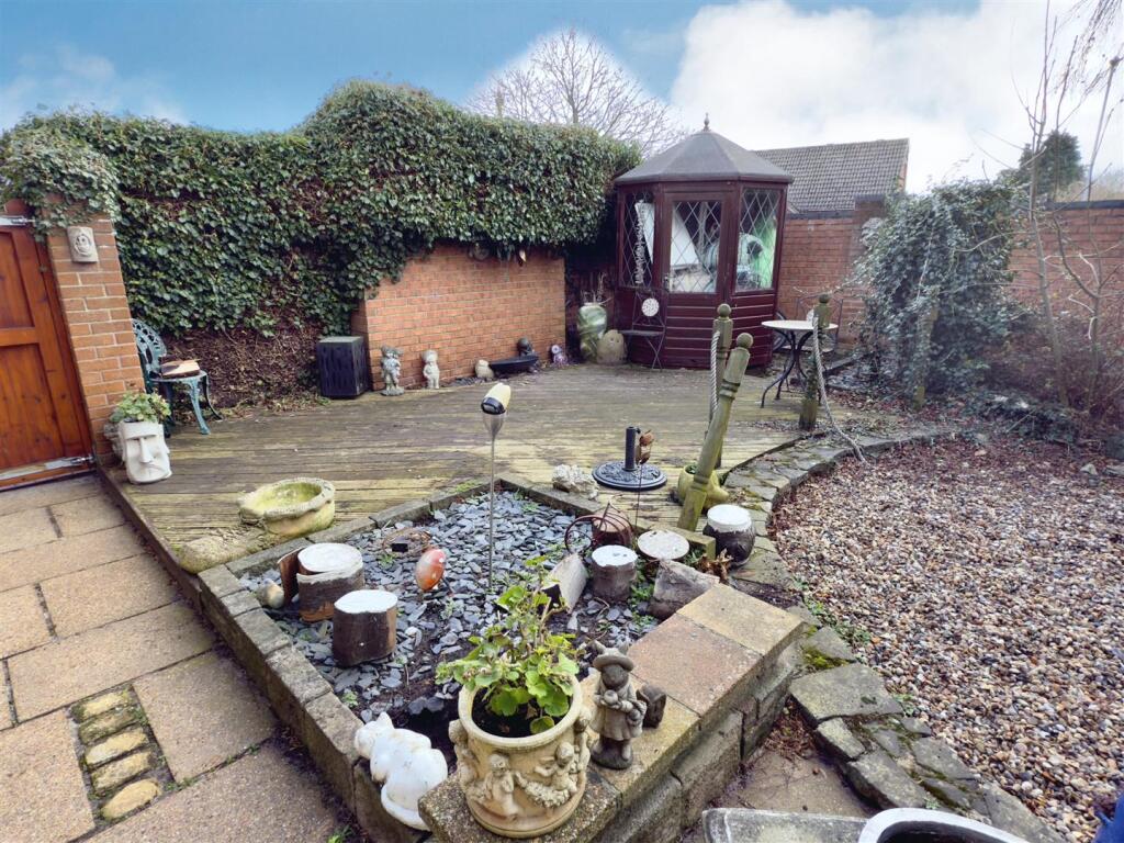 REAR GARDEN.jpg