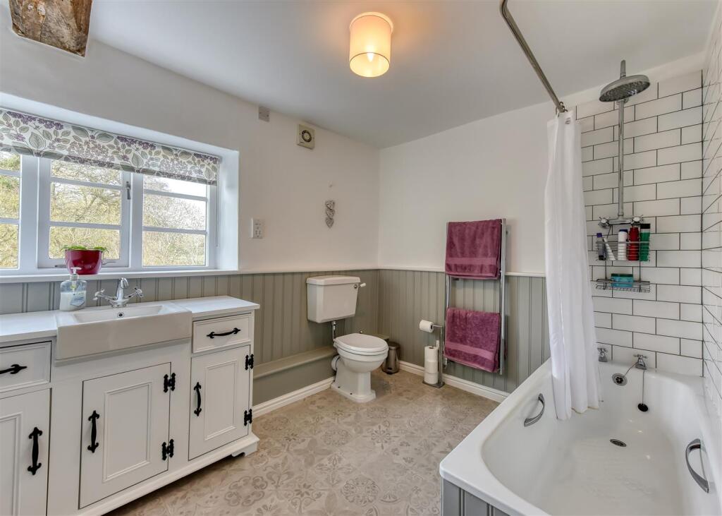 Nore Hill-bathroom.jpg