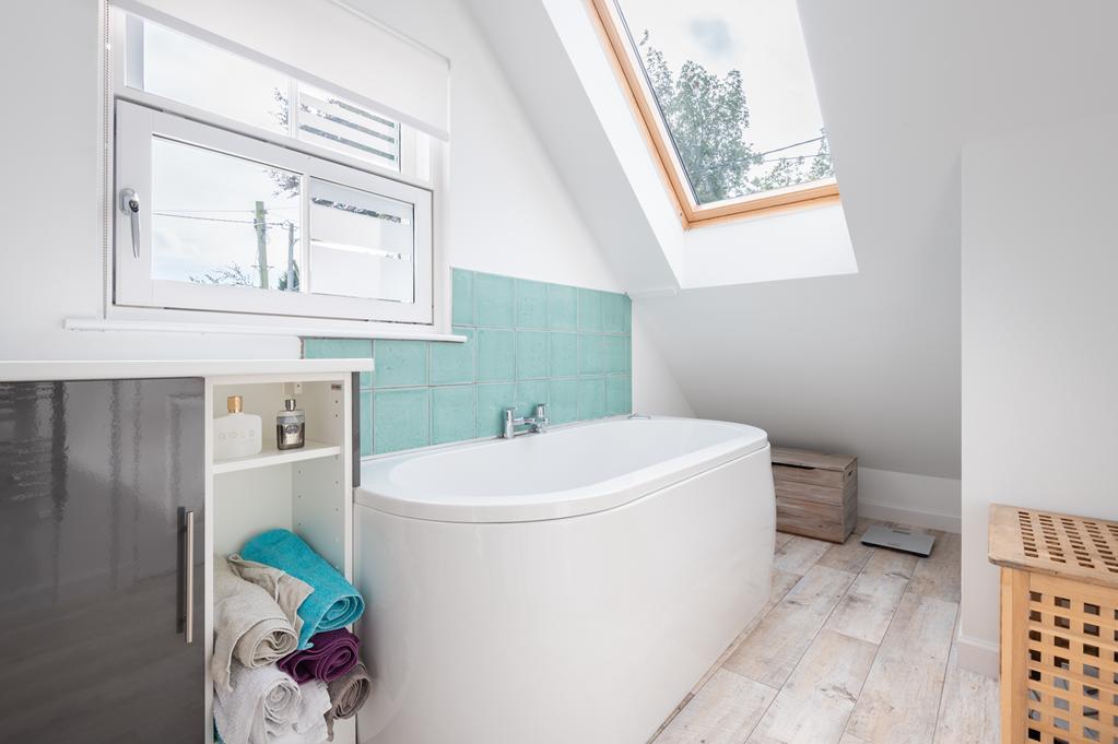 BATHROOM RIGHT 