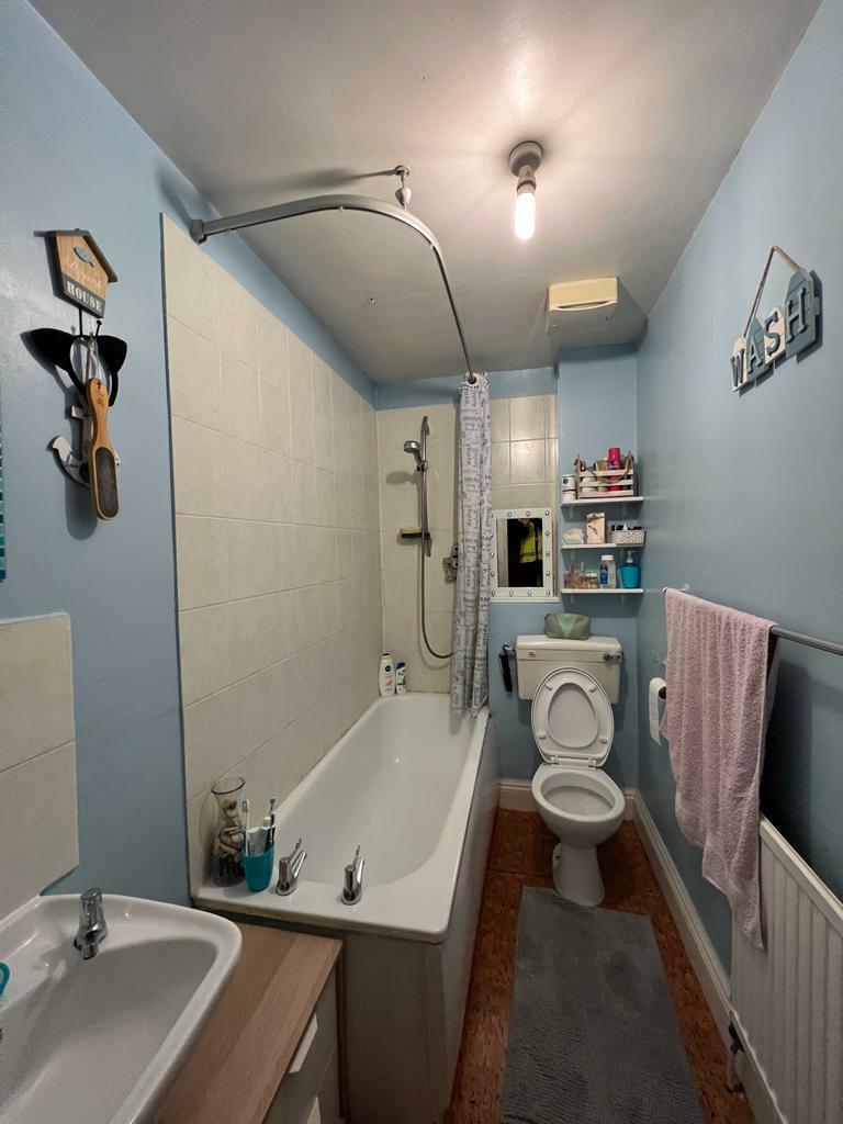 Flat 1 122 Bathroom