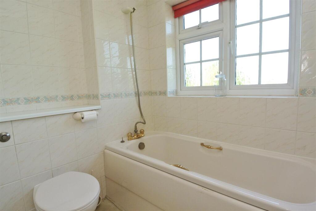 Hillcrerst Bathroom.jpg