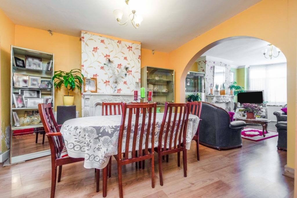Lounge/Dining Room