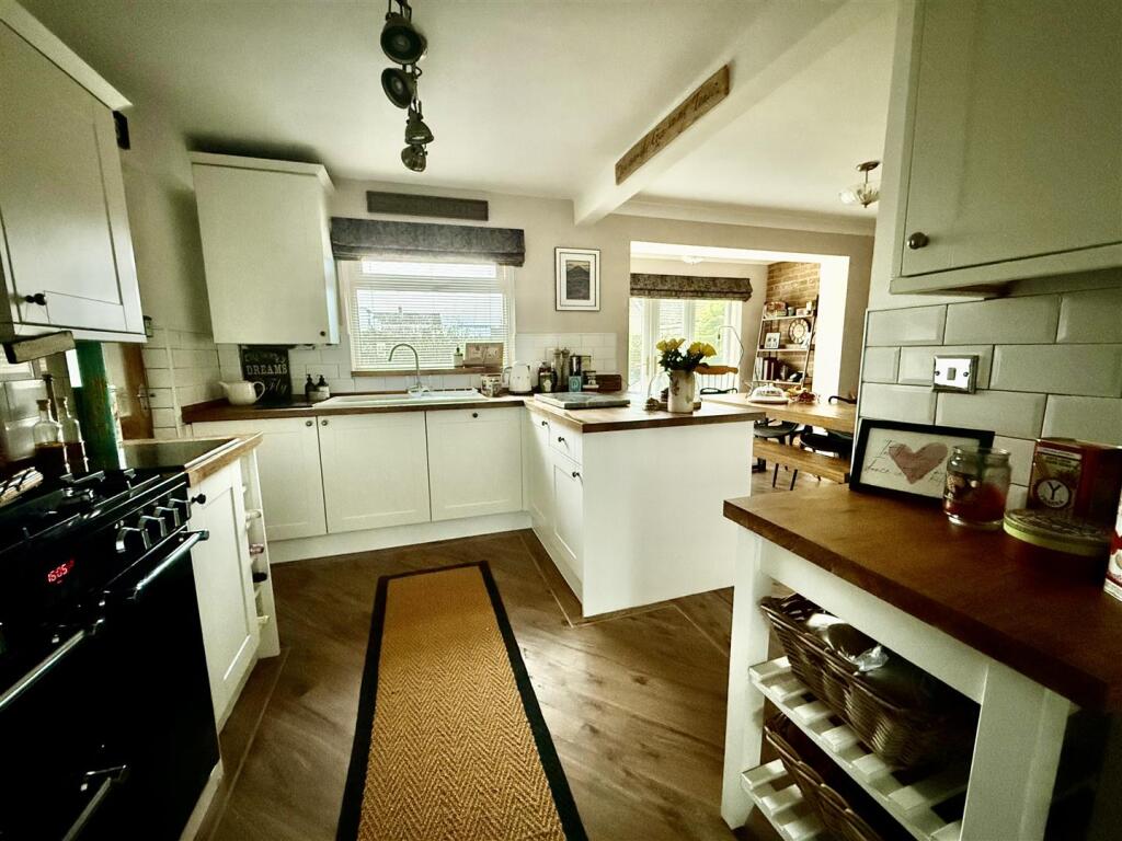 KITCHEN &amp; DINER